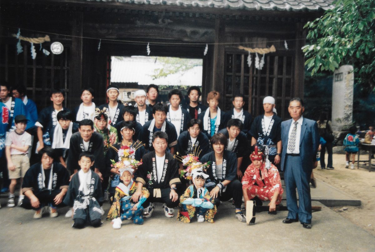2002年 多度津町山階・春日神社 秋季例大祭 記念 集合写真 上小原獅子組