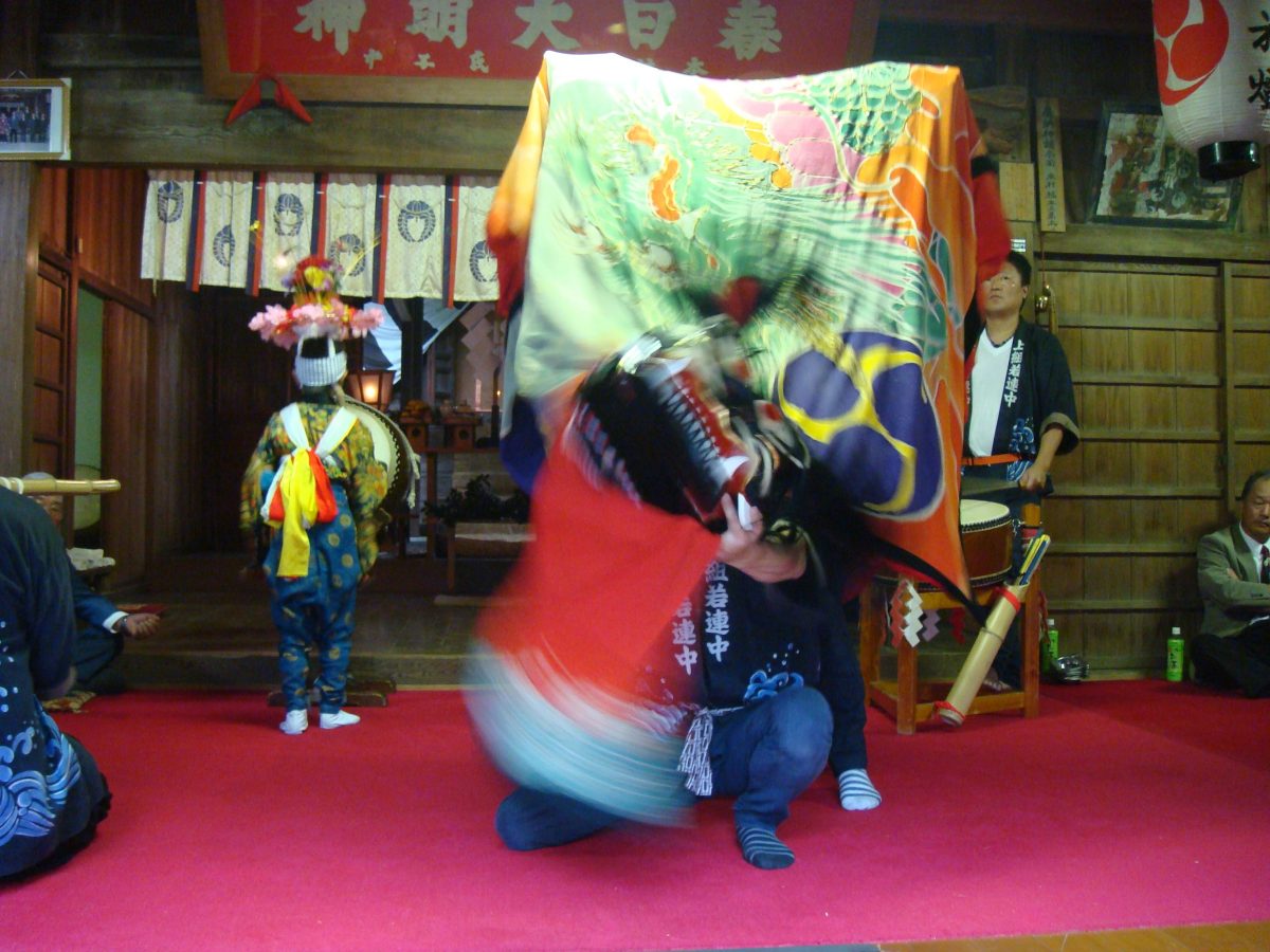 2010年 多度津町山階・春日神社 秋季例大祭 拝殿 上小原獅子組