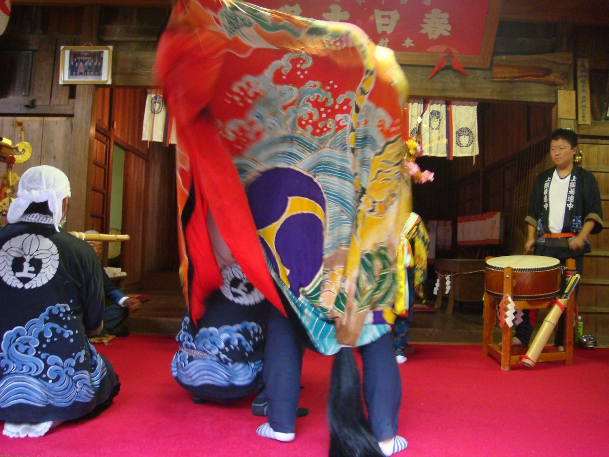 2010年 多度津町山階・春日神社 秋季例大祭 拝殿 上小原獅子組