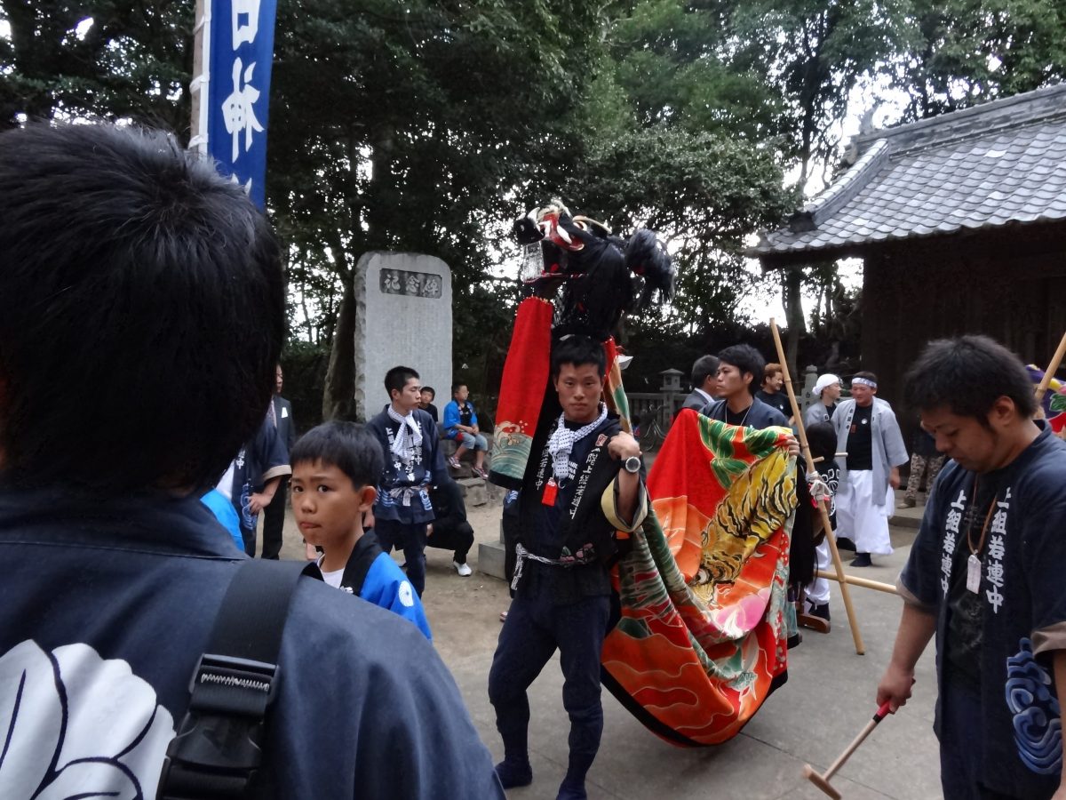 2012年 多度津町山階・春日神社 秋季例大祭 拝殿前 上小原獅子組