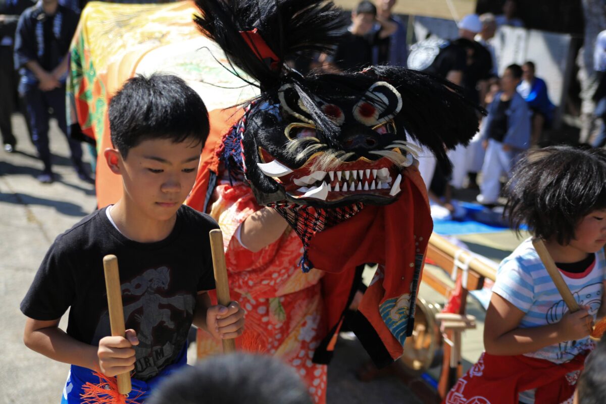 2013年 多度津町山階・春日神社 秋季例大祭 傘揃え 上小原獅子組