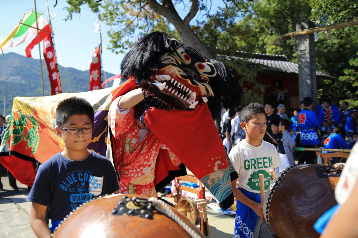 2013年 多度津町山階・春日神社 秋季例大祭 傘揃え 上小原獅子組