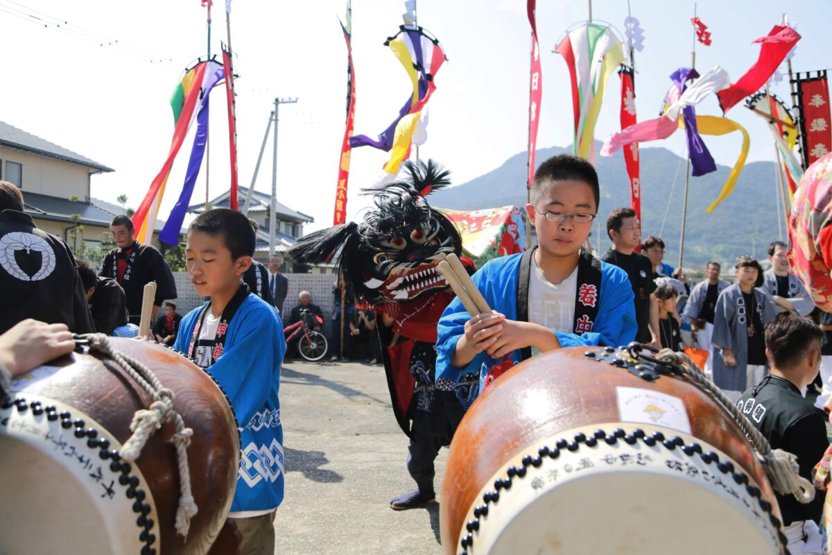 2015年 多度津町山階・春日神社 秋季例大祭 傘揃え 上小原獅子組