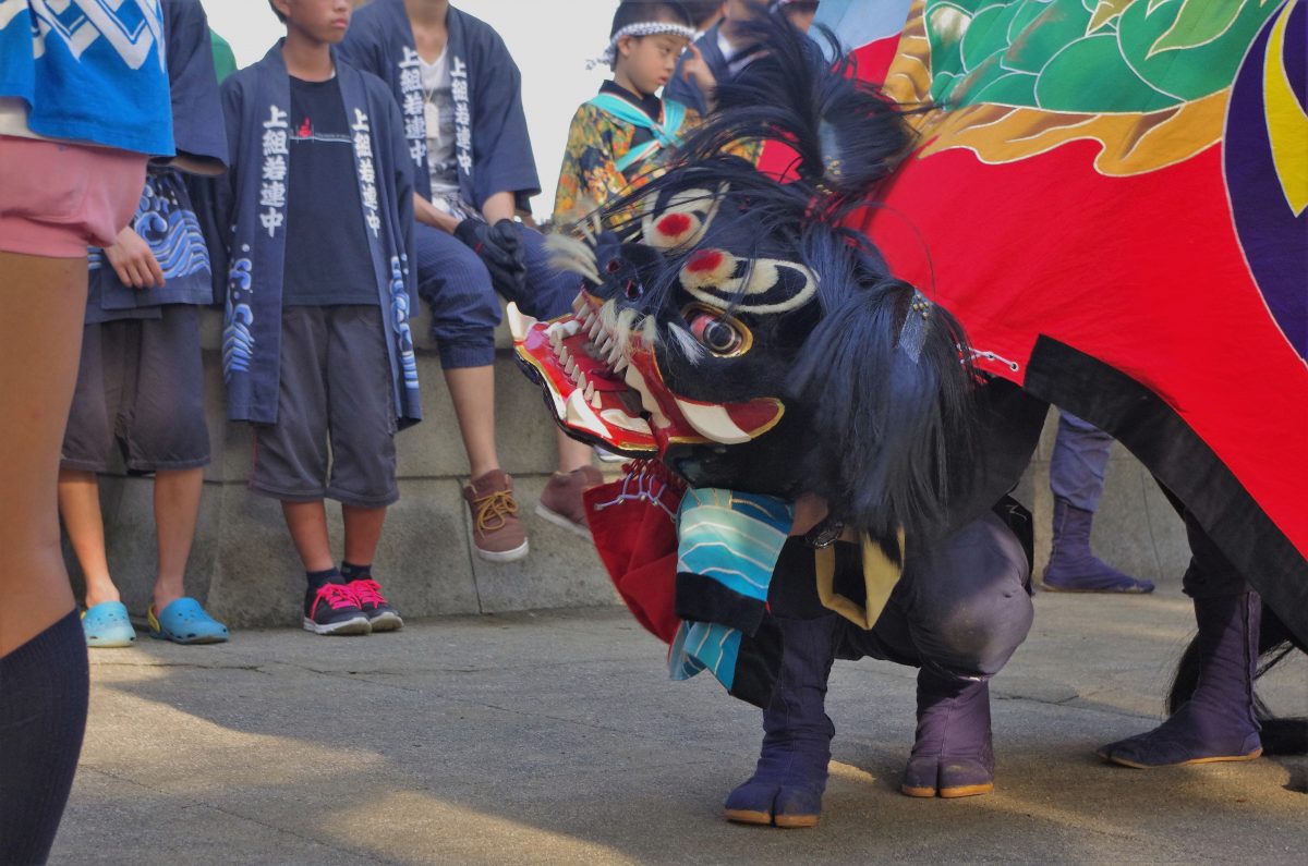 2016年 多度津町山階・春日神社 秋季例大祭 拝殿前 上小原獅子組