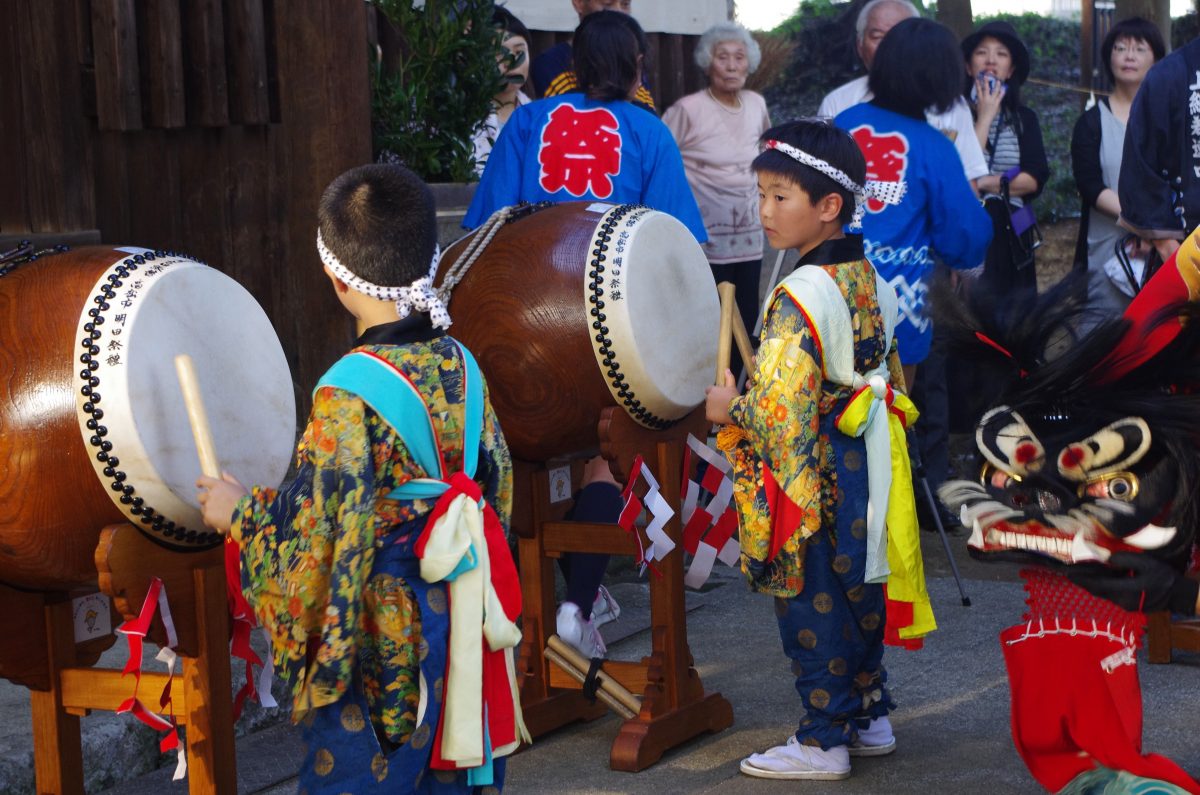 2016年 多度津町山階・春日神社 秋季例大祭 拝殿前 上小原獅子組