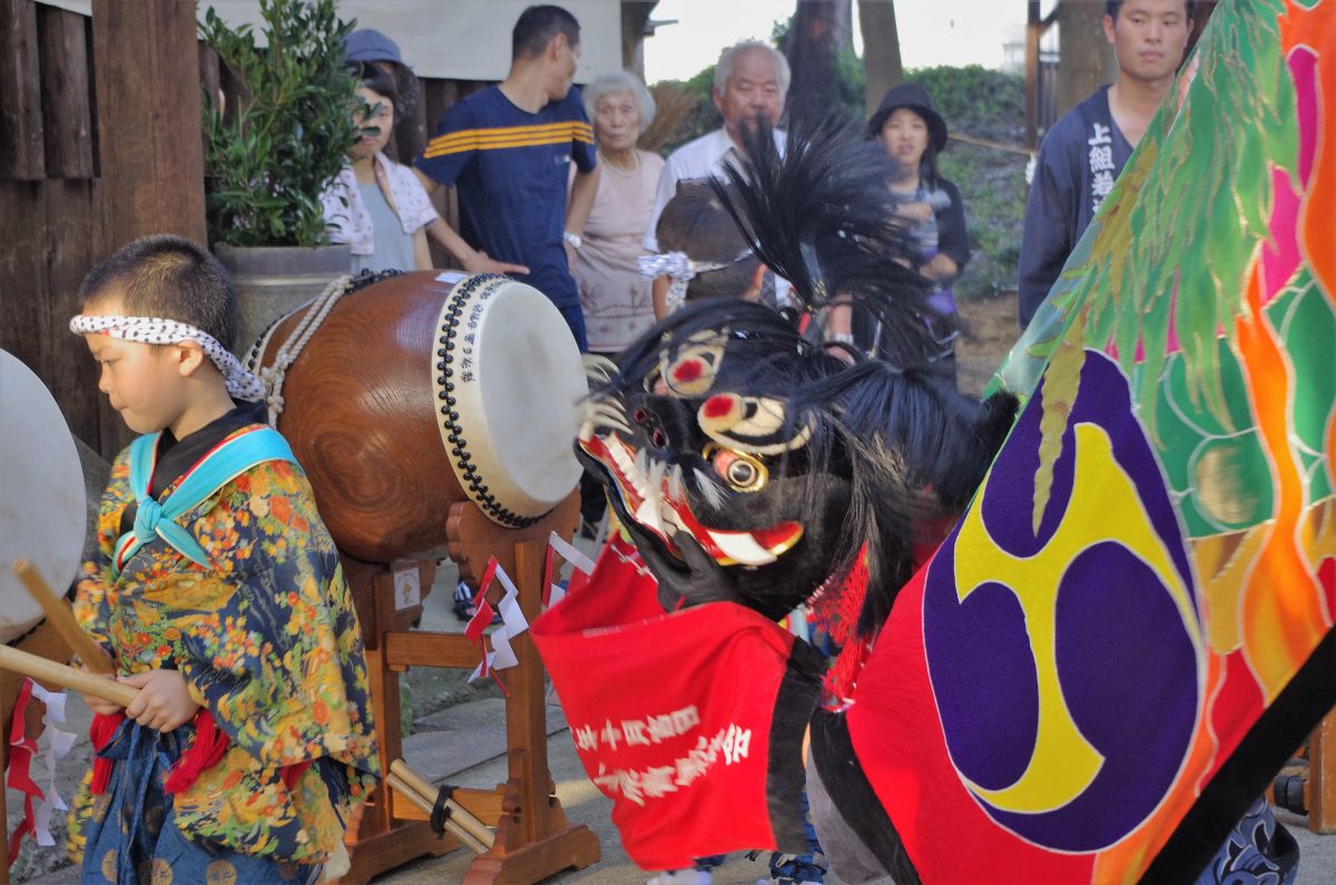 2016年 多度津町山階・春日神社 秋季例大祭 拝殿前 上小原獅子組
