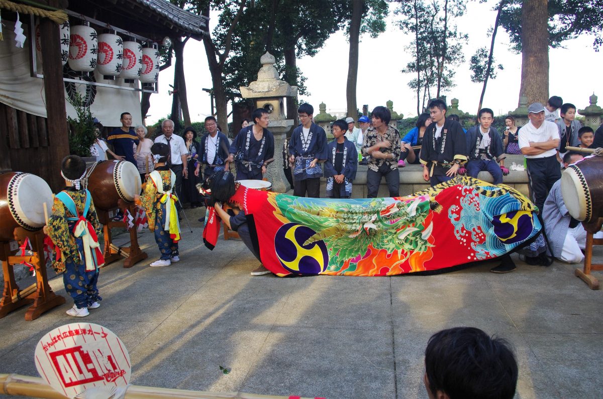 2016年 多度津町山階・春日神社 秋季例大祭 拝殿前 上小原獅子組