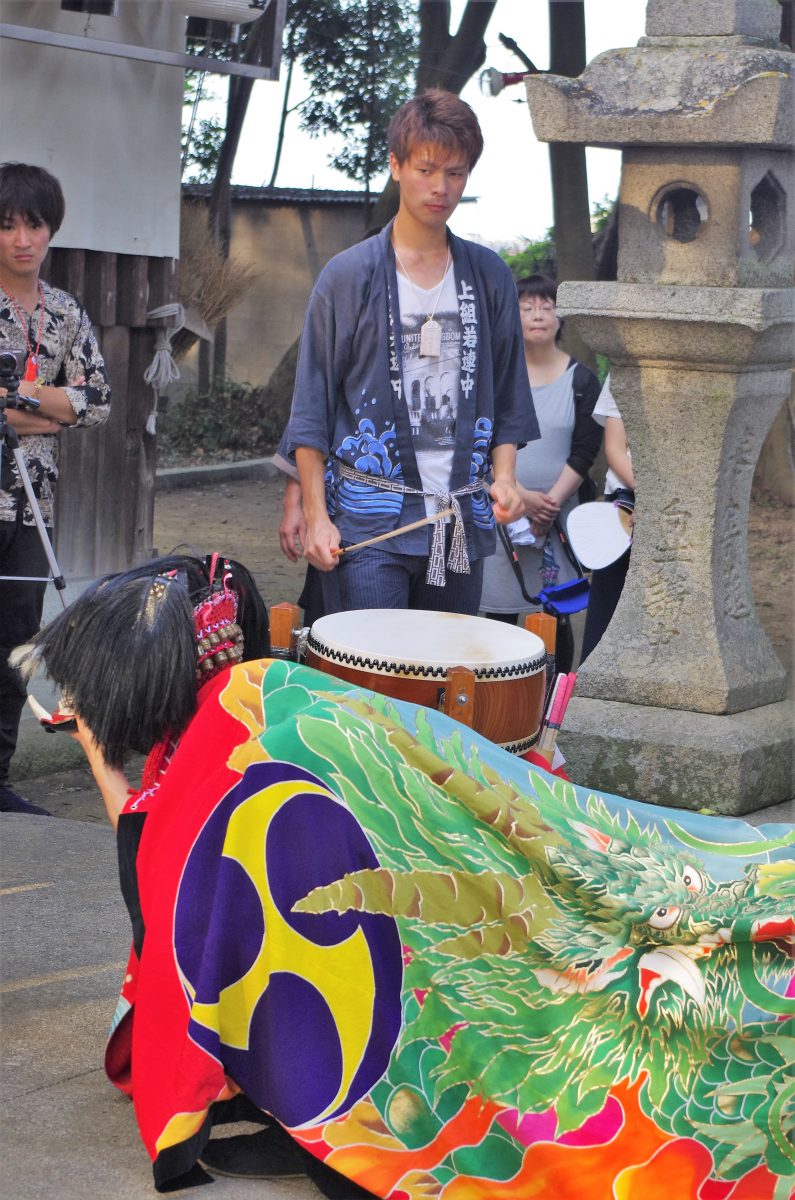 2016年 多度津町山階・春日神社 秋季例大祭 拝殿前 上小原獅子組