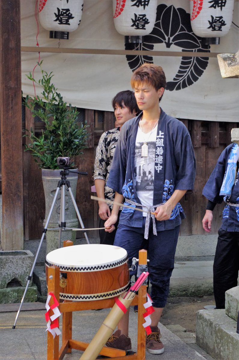 2016年 多度津町山階・春日神社 秋季例大祭 拝殿前 上小原獅子組