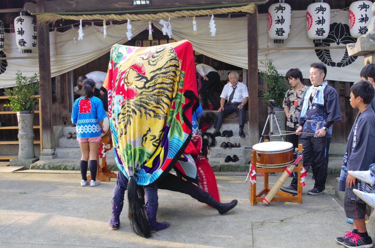 2016年 多度津町山階・春日神社 秋季例大祭 拝殿前 上小原獅子組
