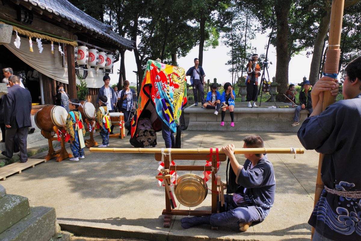 2016年 多度津町山階・春日神社 秋季例大祭 拝殿前 上小原獅子組
