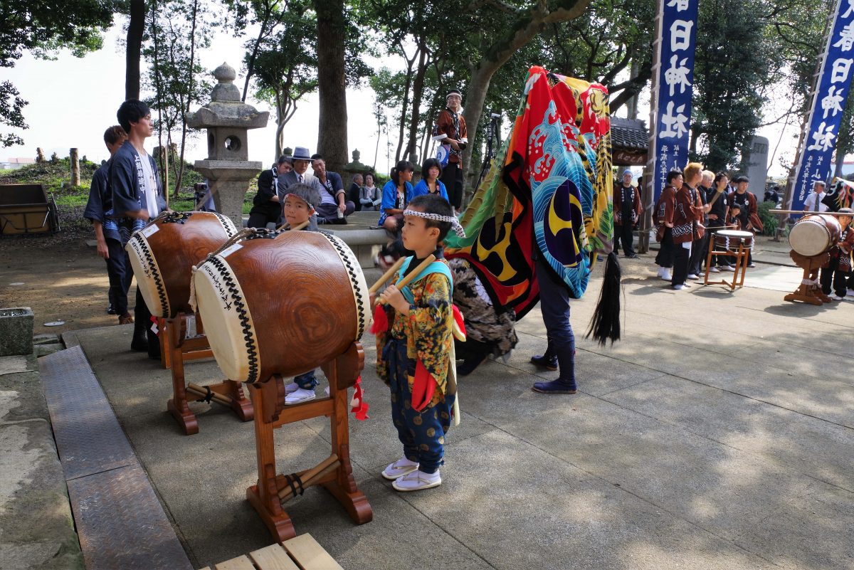 2016年 多度津町山階・春日神社 秋季例大祭 拝殿前 上小原獅子組