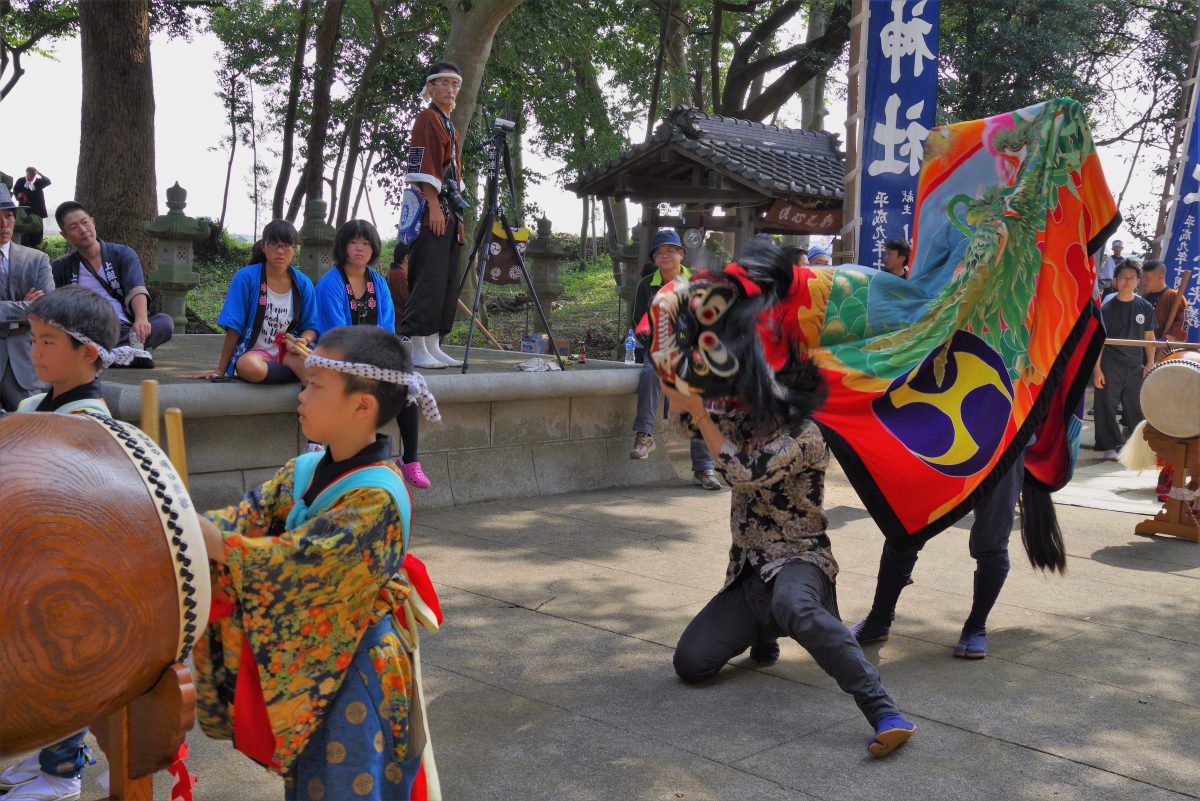 2016年 多度津町山階・春日神社 秋季例大祭 拝殿前 上小原獅子組