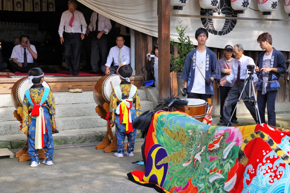 2016年 多度津町山階・春日神社 秋季例大祭 拝殿前 上小原獅子組