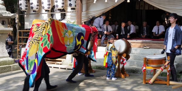 2016年 多度津町山階・春日神社 秋季例大祭 拝殿前 上小原獅子組