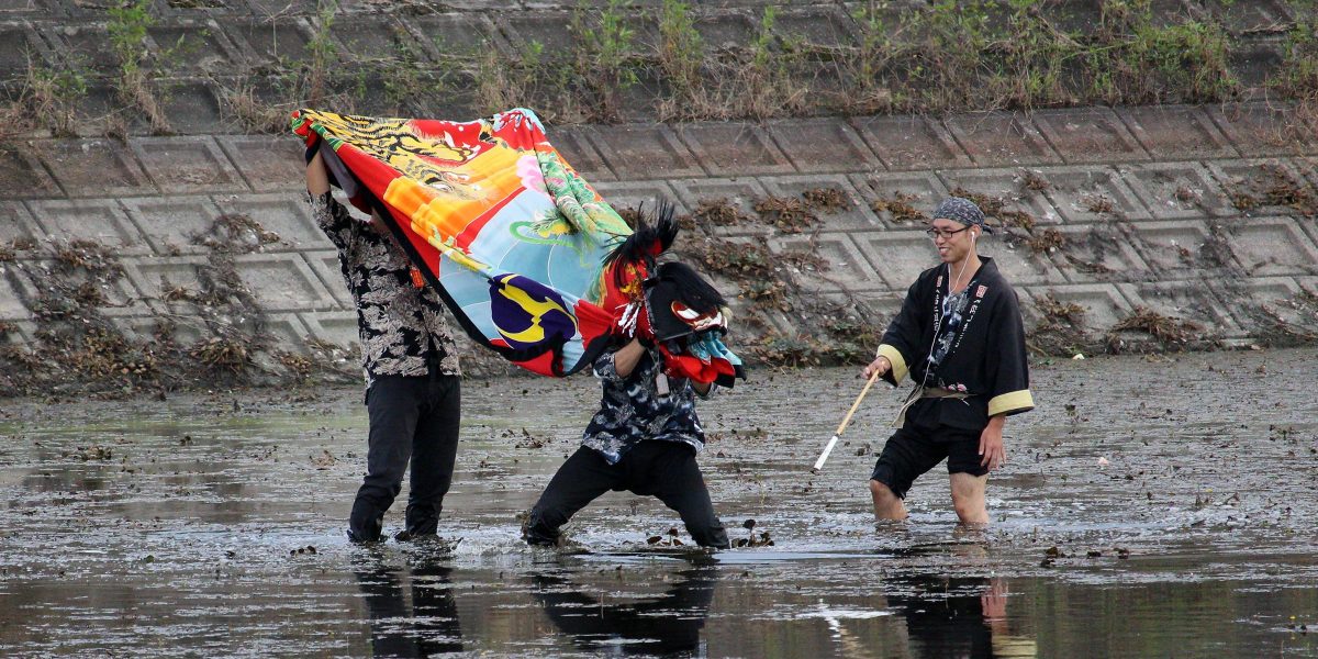 2019年 多度津町山階・藤波池 ため池に入る獅子舞 上小原獅子組