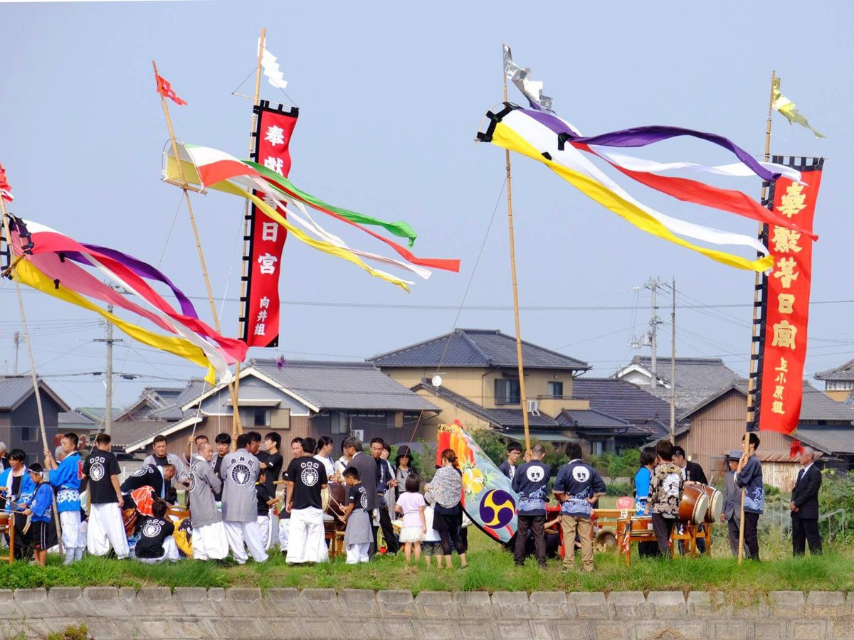 多度津町山階・藤波池 秋季例大祭 池周り 幟と吹流し