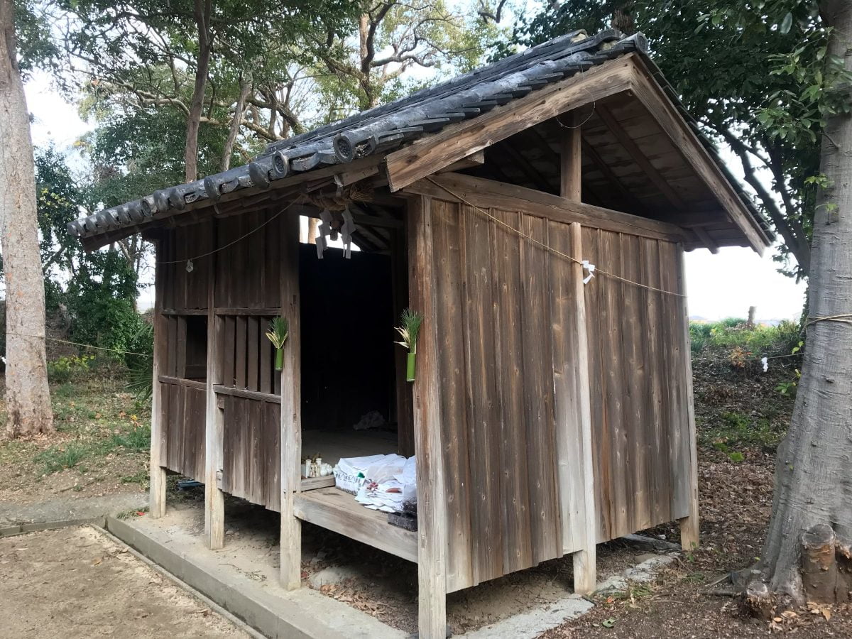 多度津町山階・春日神社 昔の古札納所