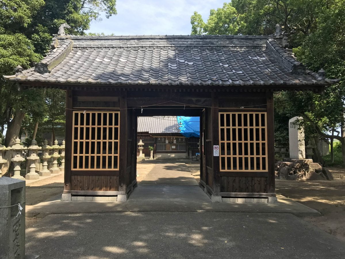 多度津町山階・春日神社 随神門 改修後