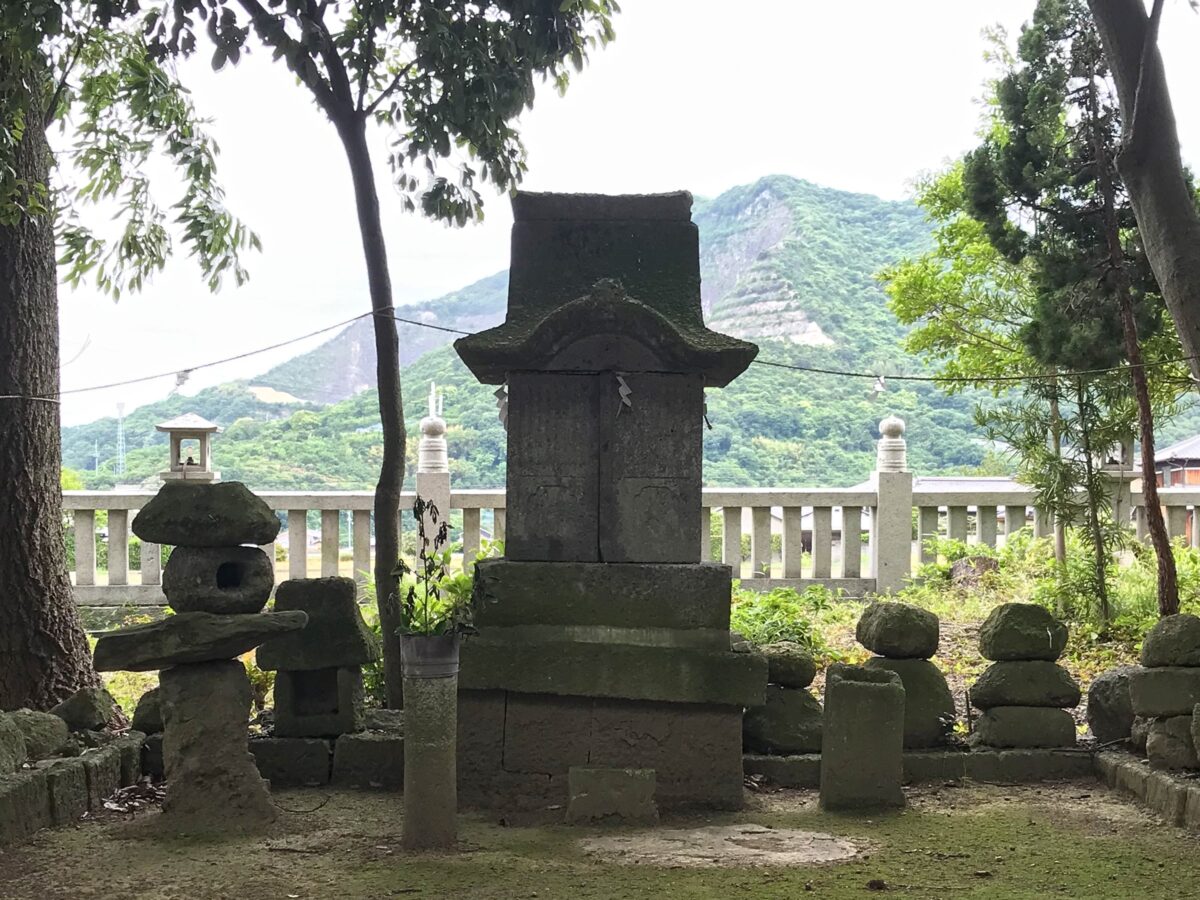 多度津町山階・春日神社 龍王宮 龍神祠と天霧山