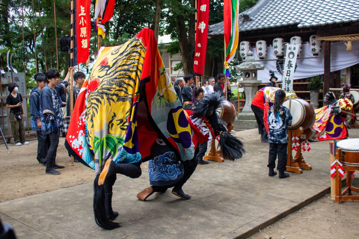 2023年 多度津町山階・春日神社 秋季例大祭 拝殿前 上小原獅子組