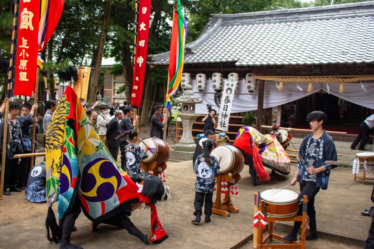 2023年 多度津町山階・春日神社 秋季例大祭 拝殿前 上小原獅子組