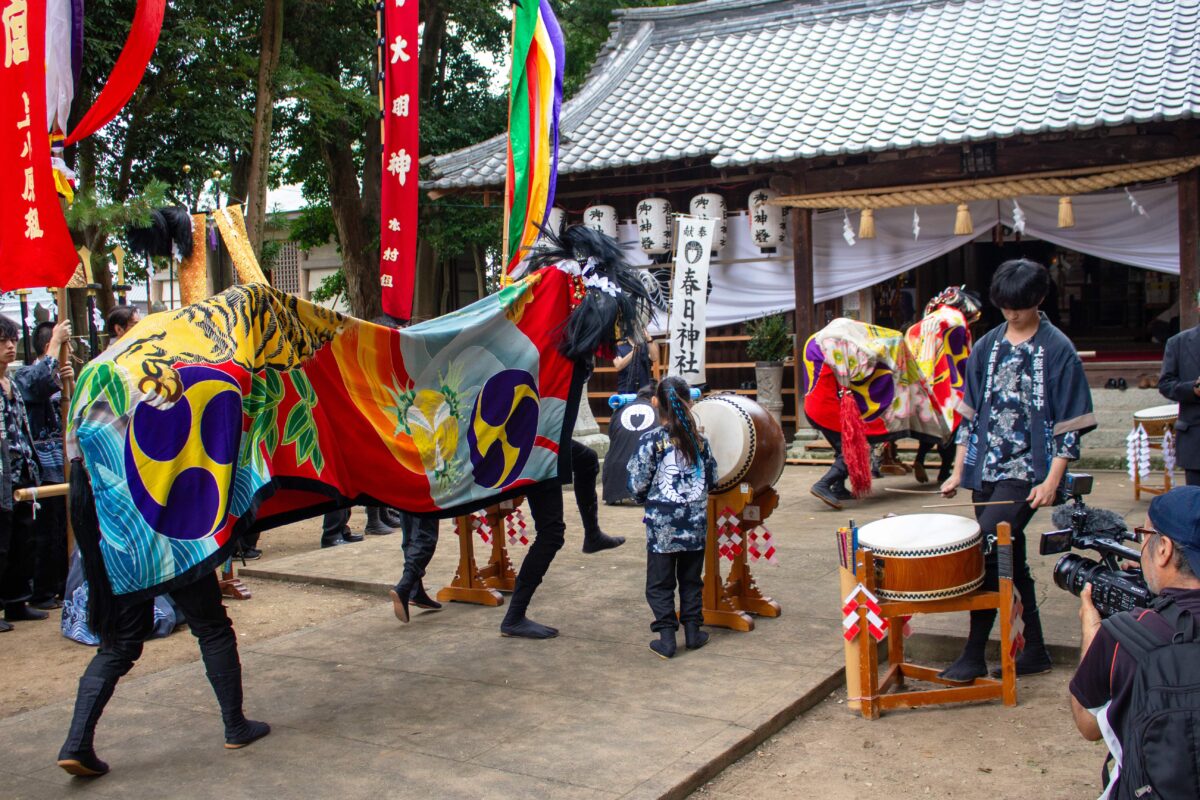 2023年 多度津町山階・春日神社 秋季例大祭 拝殿前 上小原獅子組
