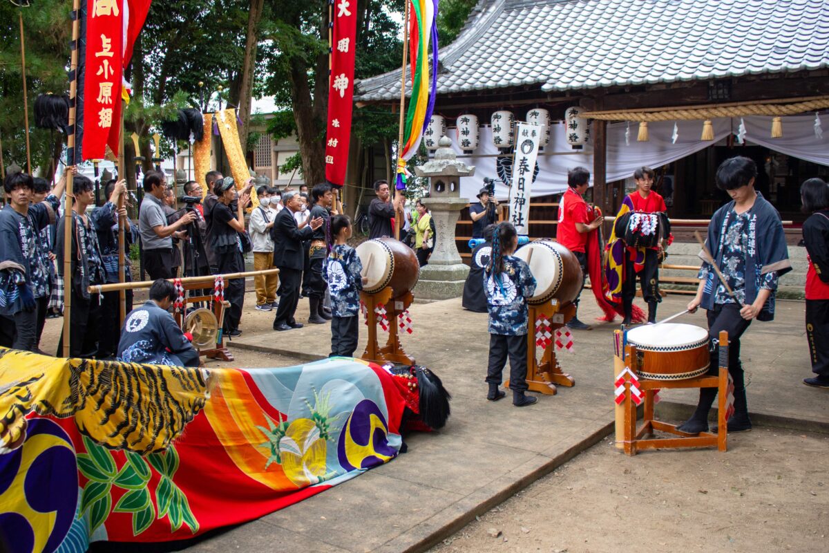 2023年 多度津町山階・春日神社 秋季例大祭 拝殿前 上小原獅子組