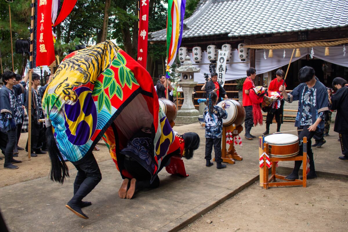 2023年 多度津町山階・春日神社 秋季例大祭 拝殿前 上小原獅子組