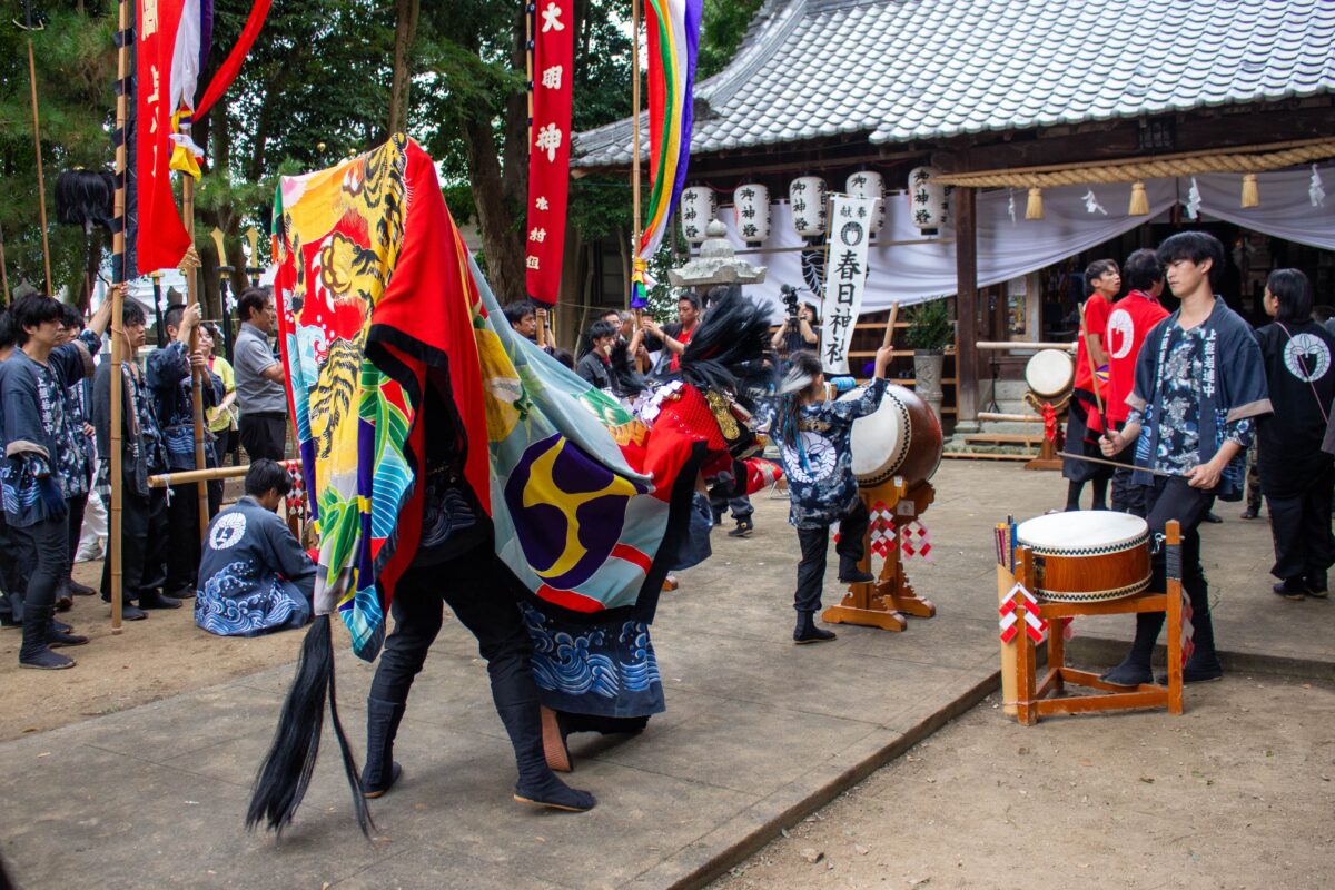 2023年 多度津町山階・春日神社 秋季例大祭 拝殿前 上小原獅子組