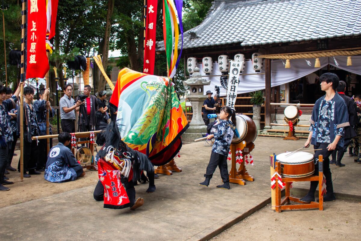 2023年 多度津町山階・春日神社 秋季例大祭 拝殿前 上小原獅子組