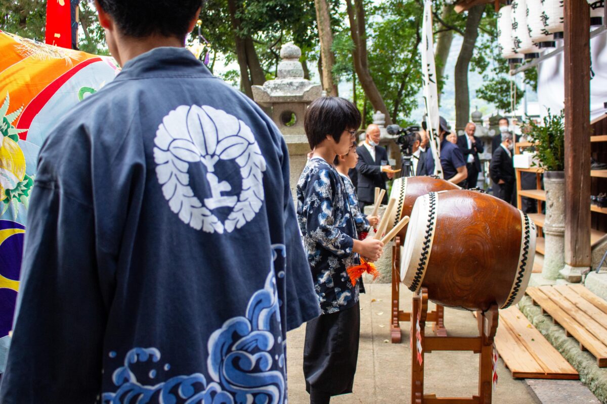 2023年 多度津町山階・春日神社 秋季例大祭 拝殿前 上小原獅子組