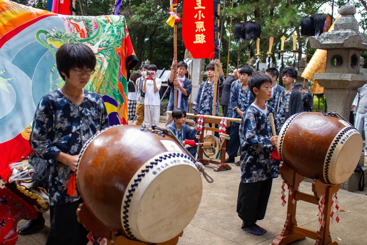 2023年 多度津町山階・春日神社 秋季例大祭 拝殿前 上小原獅子組