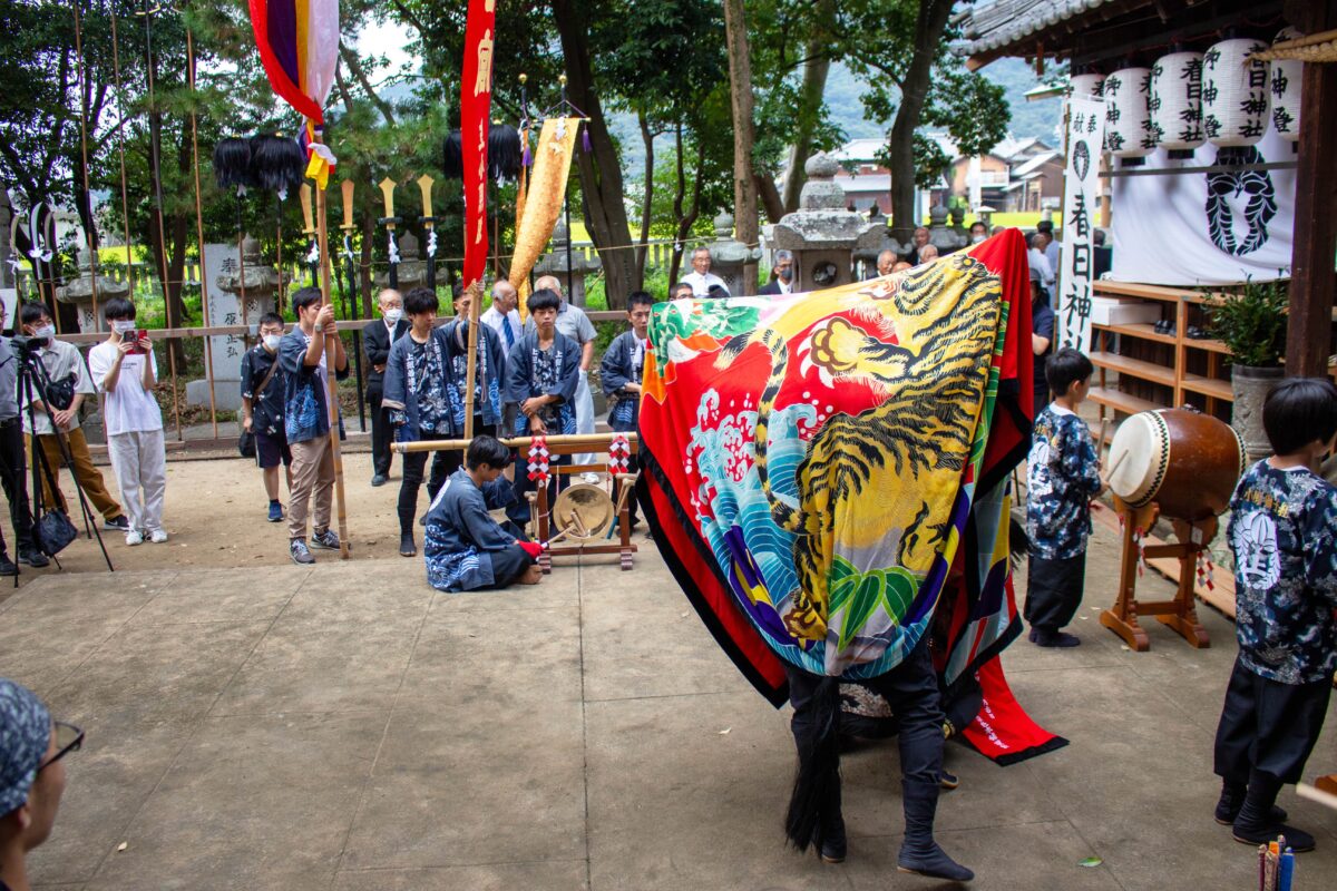 2023年 多度津町山階・春日神社 秋季例大祭 拝殿前 上小原獅子組