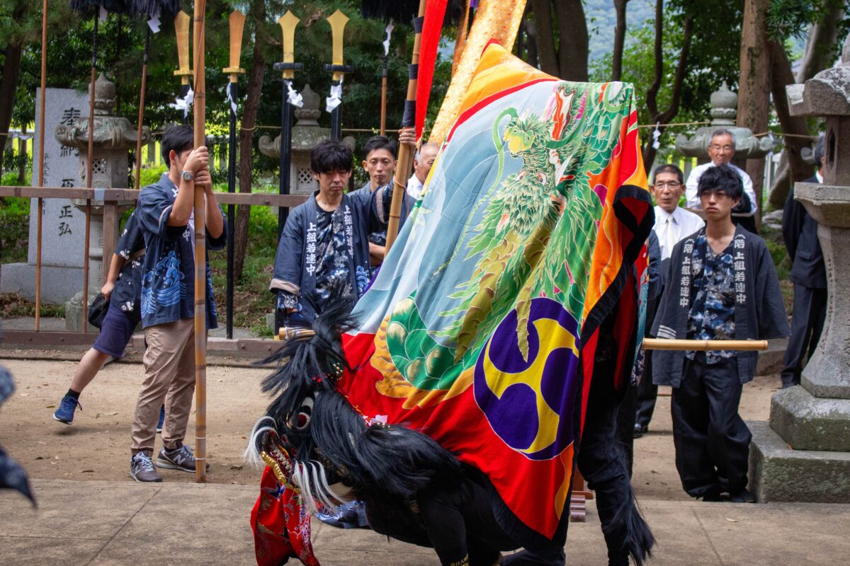 2023年 多度津町山階・春日神社 秋季例大祭 拝殿前 上小原獅子組