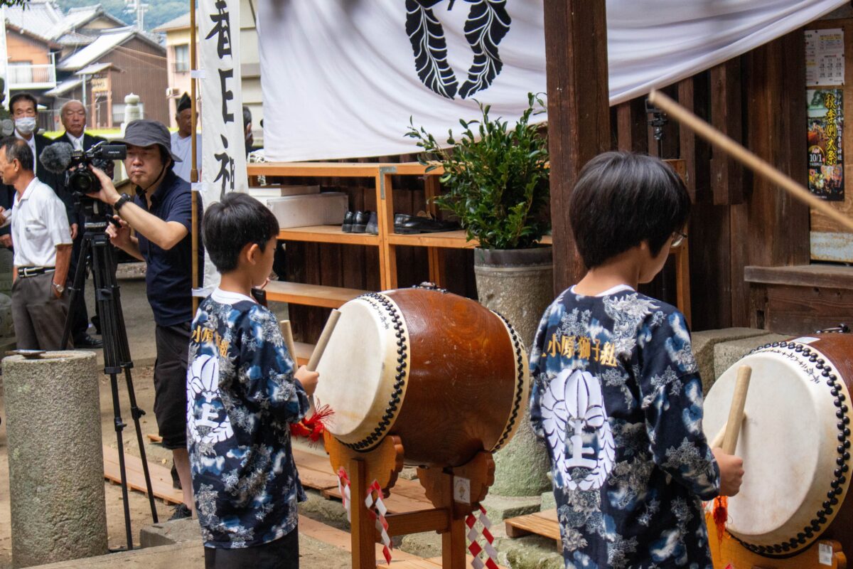 2023年 多度津町山階・春日神社 秋季例大祭 拝殿前 上小原獅子組