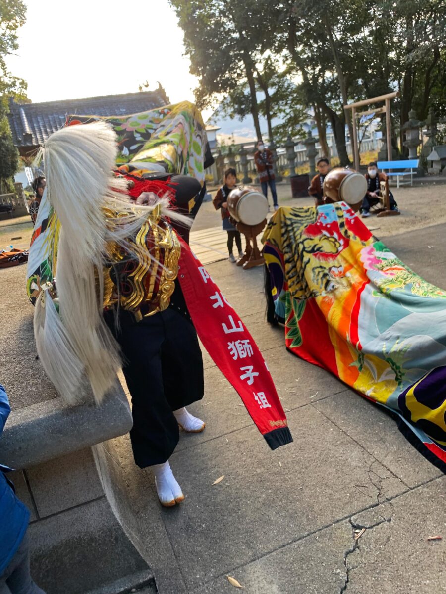 2023年 多度津町山階・春日神社 お披露目演舞 拝殿前での競演 上小原獅子組 北山獅子組