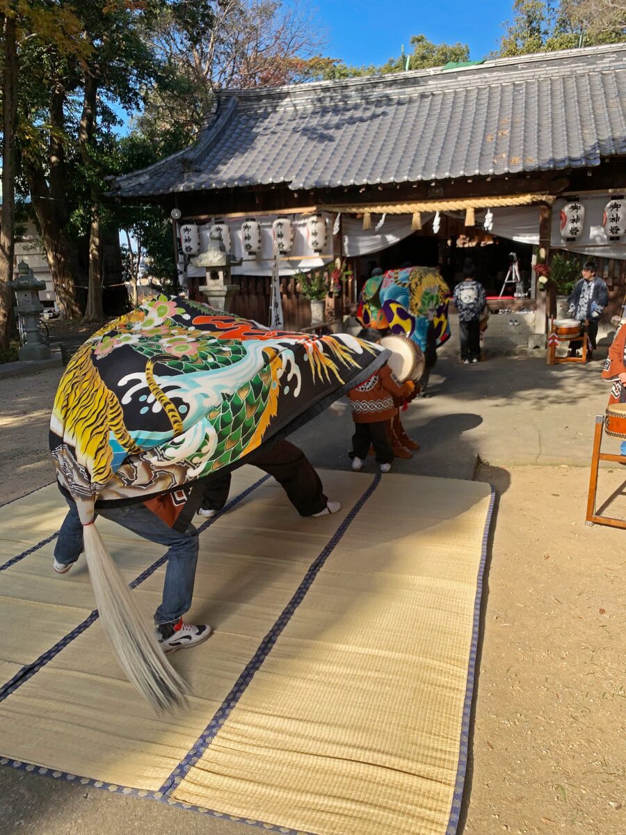 2023年 多度津町山階・春日神社 お披露目演舞 拝殿前での競演 上小原獅子組 北山獅子組