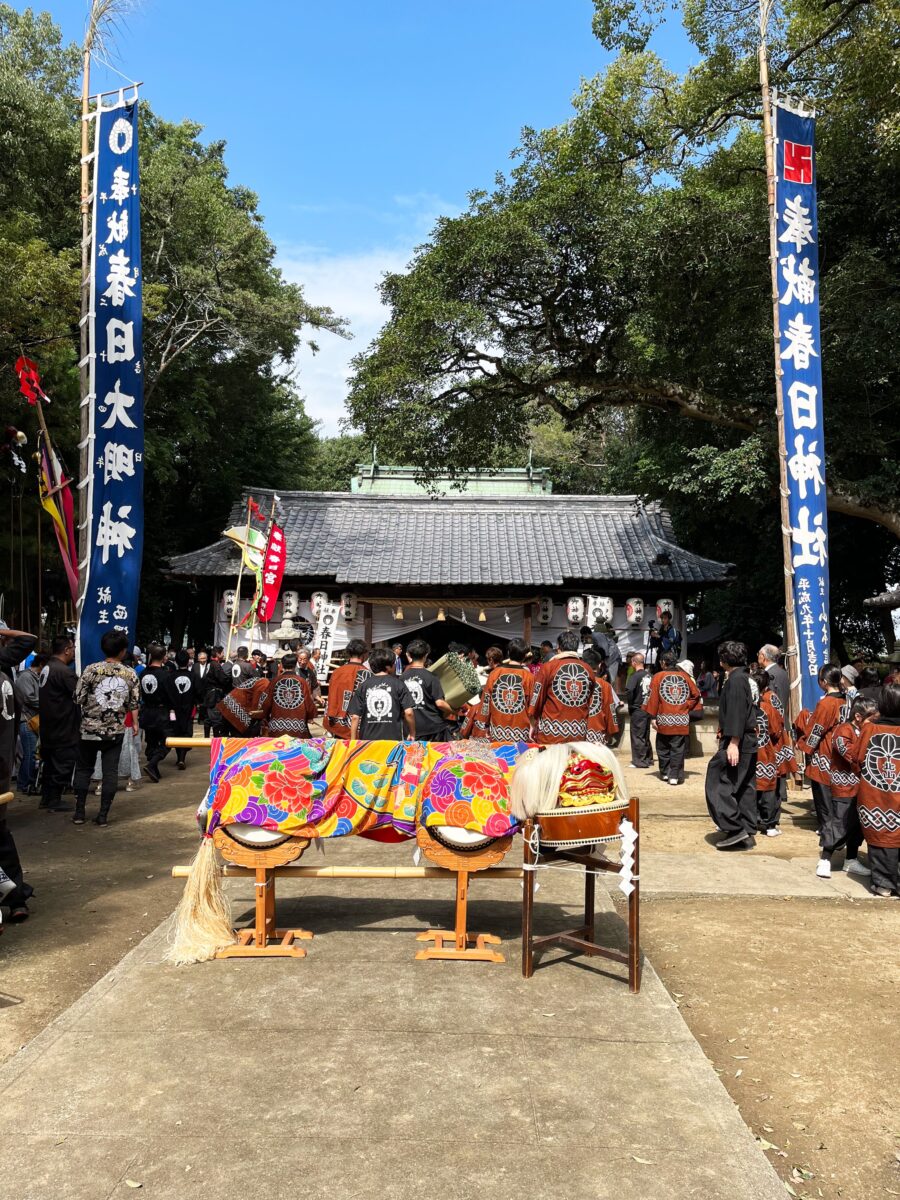 2023年 多度津町山階・春日神社 秋季例大祭 拝殿前 北山獅子組 阿庄獅子組