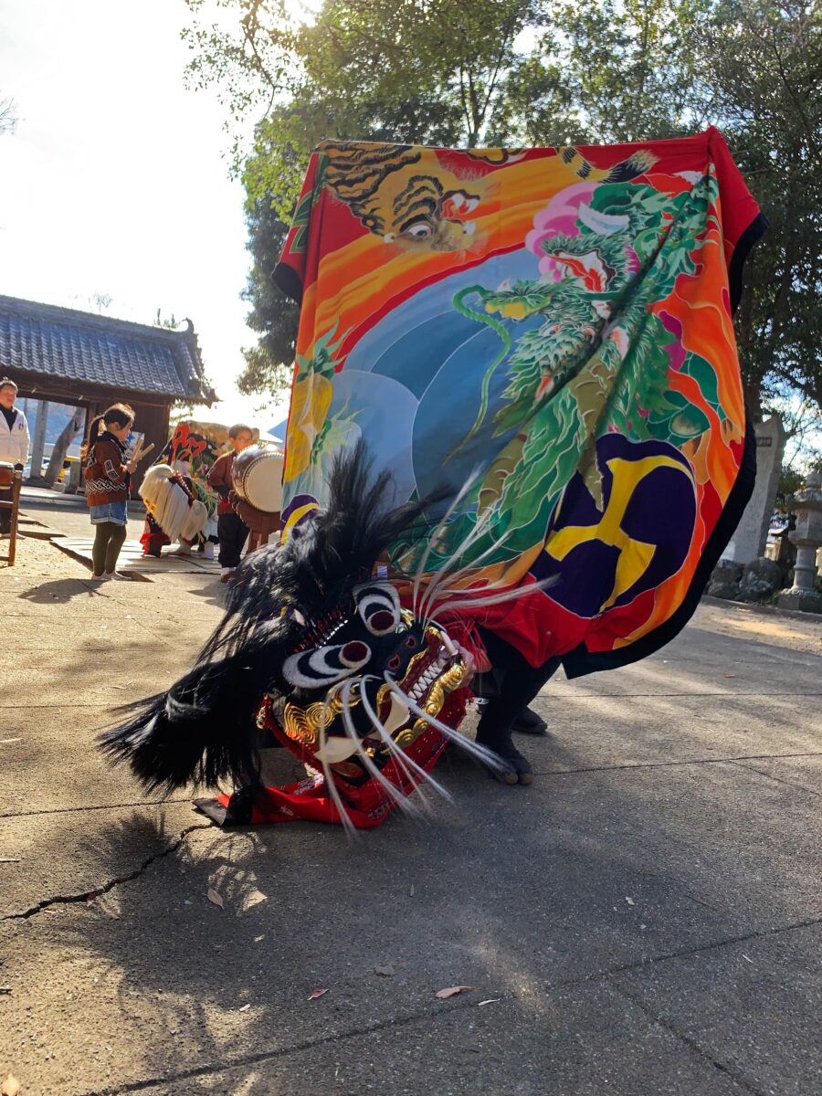 2023年 多度津町山階・春日神社 お披露目演舞 拝殿前での競演 上小原獅子組 北山獅子組