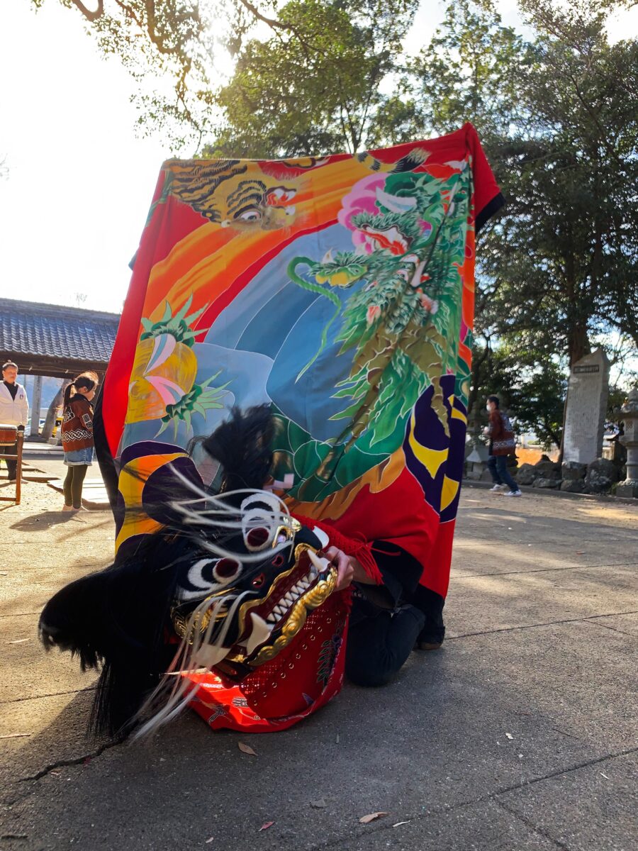 2023年 多度津町山階・春日神社 お披露目演舞 拝殿前での競演 上小原獅子組 北山獅子組