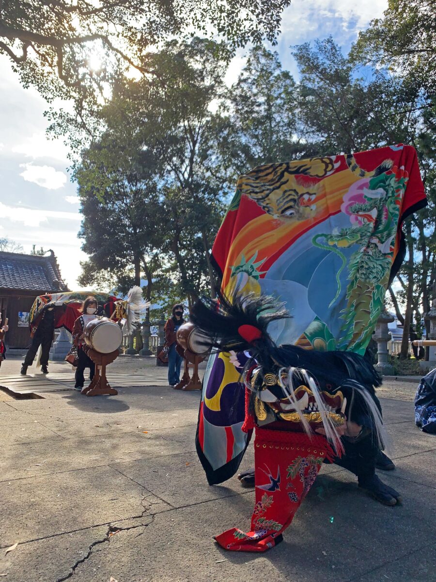 2023年 多度津町山階・春日神社 お披露目演舞 拝殿前での競演 上小原獅子組 北山獅子組
