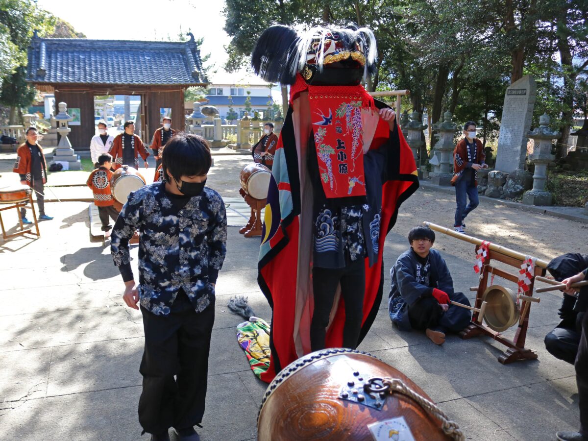 2023年 多度津町山階・春日神社 お披露目演舞 拝殿前での競演 上小原獅子組 北山獅子組