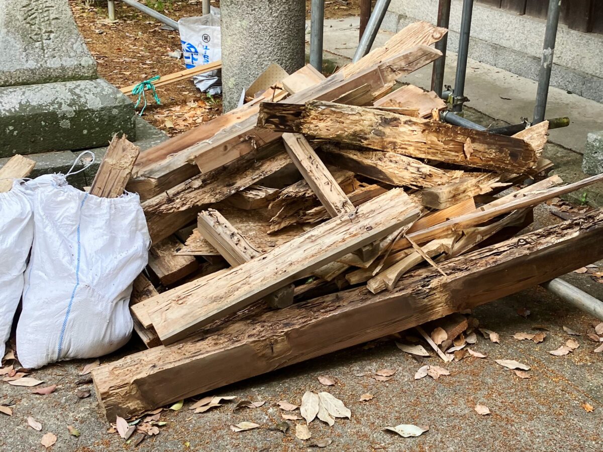 2023年 多度津町山階・春日神社 拝殿 廃材