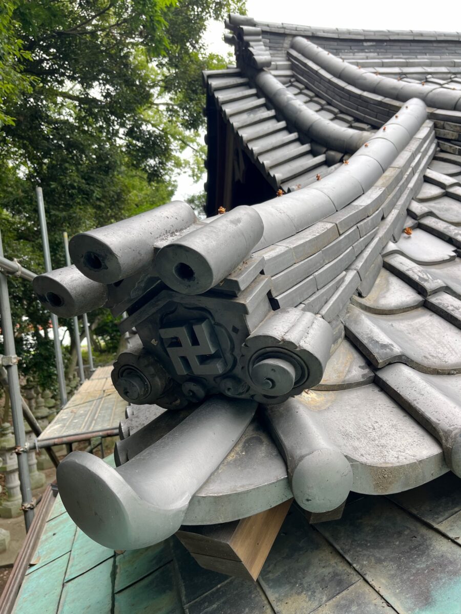 2023年 多度津町山階・春日神社 拝殿 隅棟
