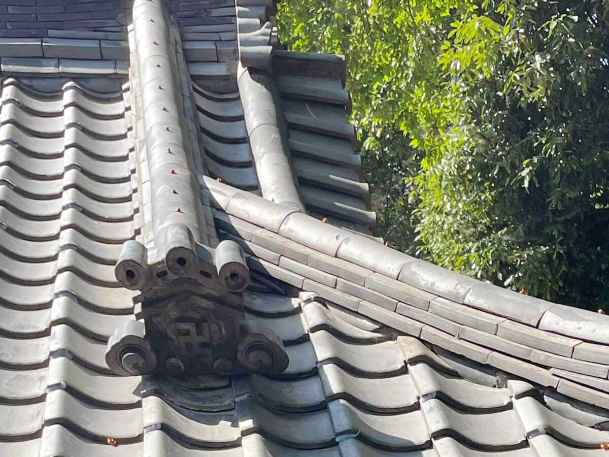 2023年 多度津町山階・春日神社 拝殿 棟瓦 修繕後