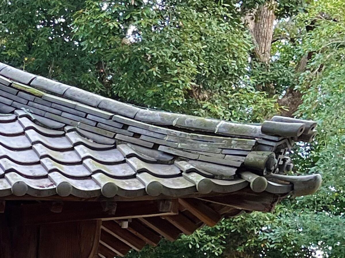 2023年 多度津町山階・春日神社 拝殿 隅棟 修繕前