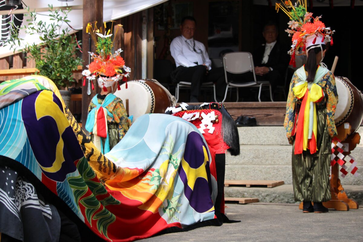 2024年 多度津町山階・春日神社 秋季例大祭 拝殿前 上小原獅子組
