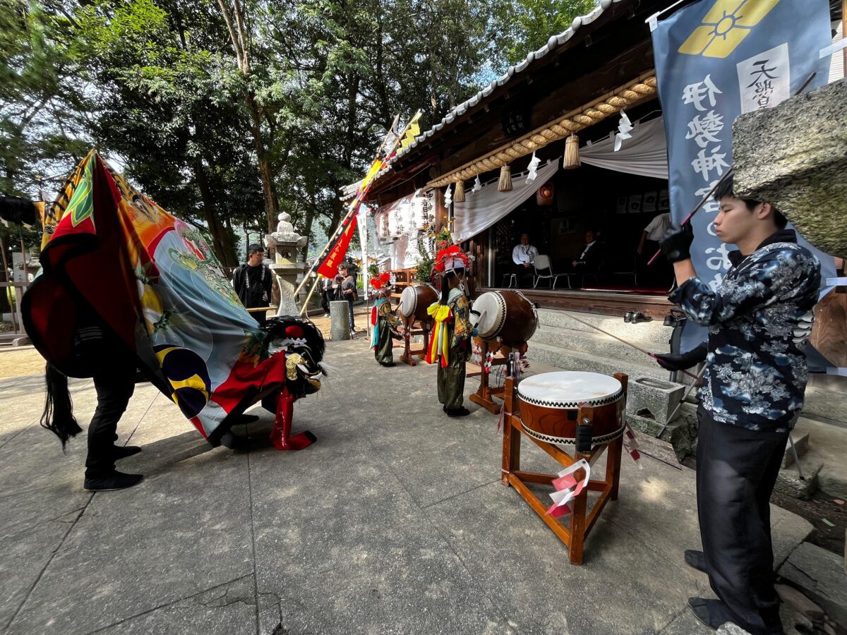 2024年 多度津町山階・春日神社 秋季例大祭 拝殿前 上小原獅子組