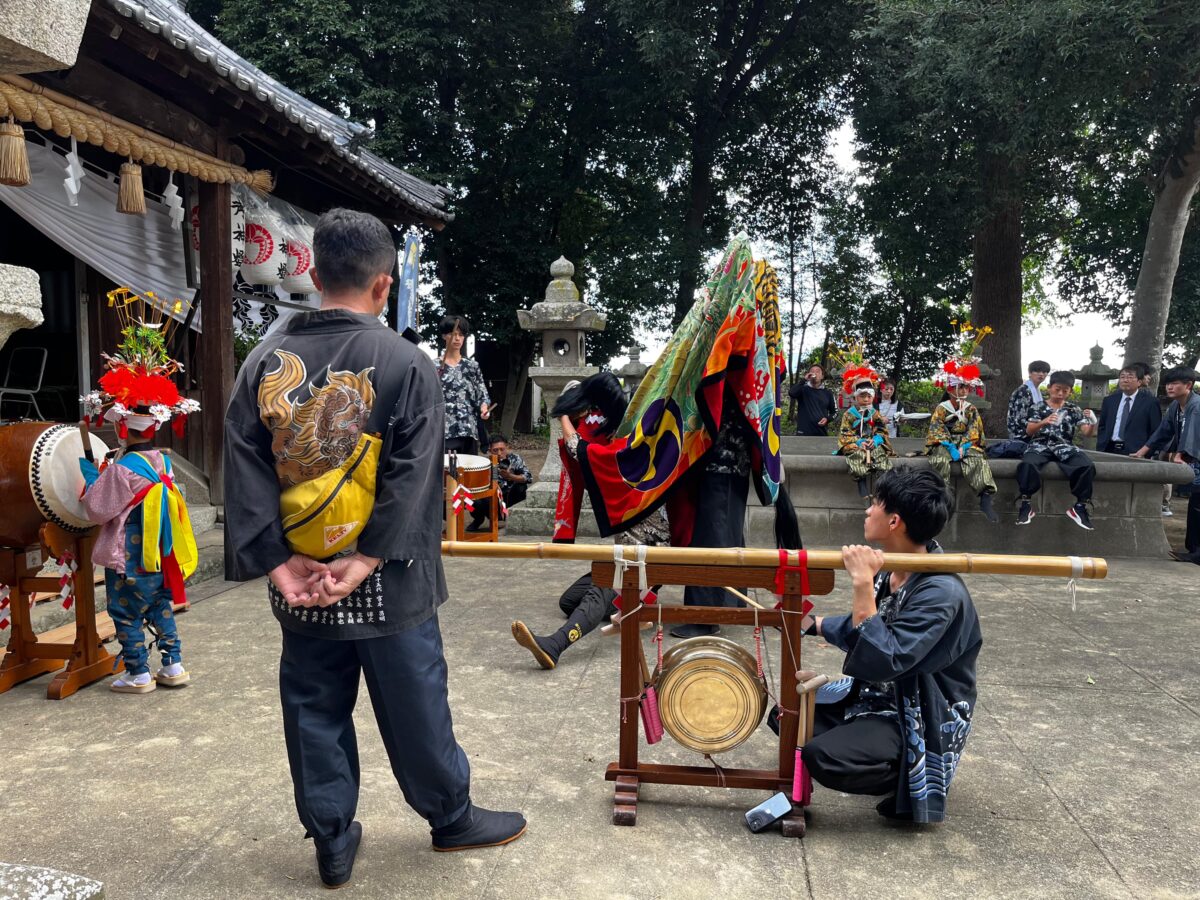 2024年 多度津町山階・春日神社 秋季例大祭 拝殿前 上小原獅子組